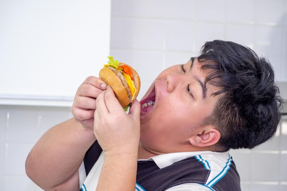 Nguyên nhân thiếu enzyme thường đến từ thói quen ăn uống thất thường và sử dụng nhiều thực phẩm chế biến sẵn, ảnh hưởng đến hệ tiêu hóa.